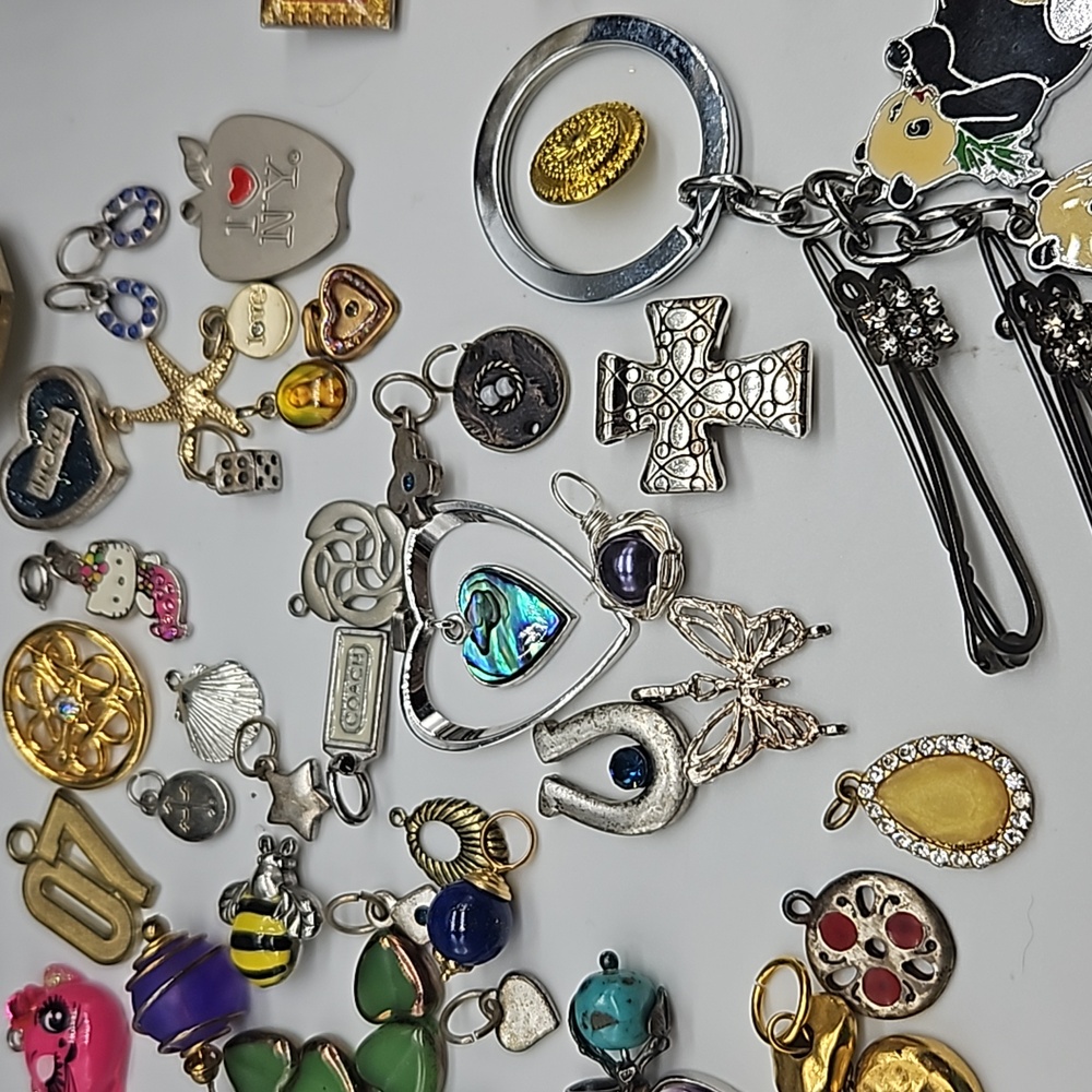 Lot of 74 pc costume jewelry assorted - Picture 9 of 17